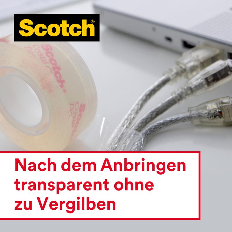 Un rouleau de ruban adhésif Scotch® Crystal, 19 mm x 25 m + 8 m GRATUIT de 3M Deutschland GmbH est posé sur une surface blanche à côté de trois câbles d'ordinateur et d'un ordinateur portable. Texte : "Transparent après application sans jaunir.