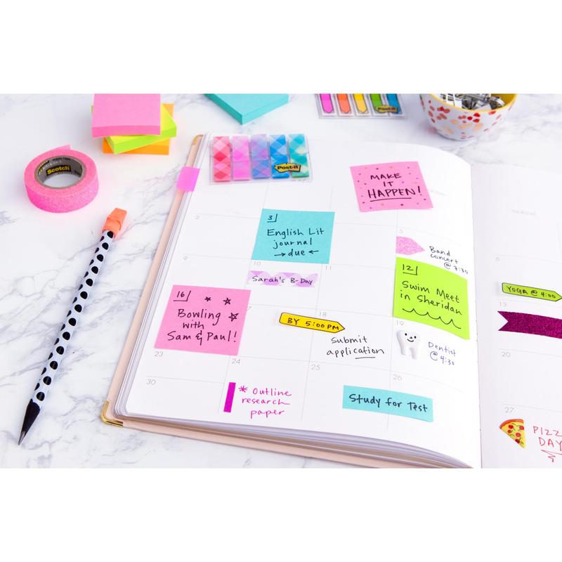 Un planificateur ouvert sur une surface en marbre montre des notes manuscrites avec des cubes de notes Post-it® Ultra-Couleurs de 3M Deutschland GmbH (76 mm x 76 mm, 450 feuilles, certifié PEFC), ainsi que du washi-tape, un stylo à pois et des trombones.
