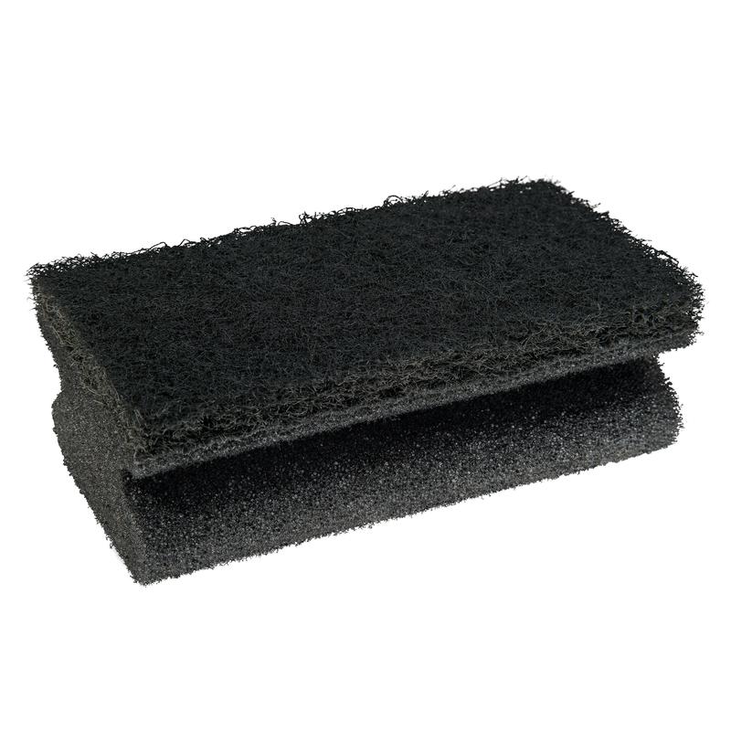 Le tampon à manche Scotch-Brite® de 3M Deutschland GmbH est une éponge de nettoyage rectangulaire noire avec une couche supérieure texturée et un dessous poreux, conçu pour un nettoyage efficace des grilles. 1 pièce par paquet.