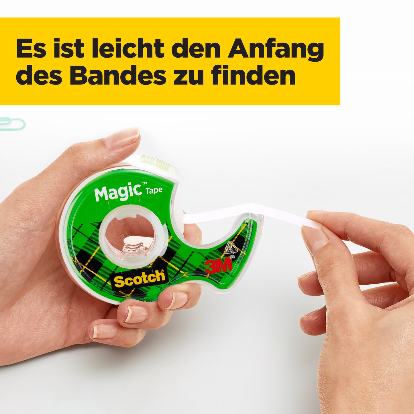 Une personne utilise un dévidoir manuel vert Scotch® Magic™ de 3M Deutschland GmbH pour retirer un morceau de ruban adhésif invisible (19 mm x 25 m, 3 rouleaux + 1 dévidoir manuel GRATUIT). Le texte allemand en haut indique : "Il est facile de trouver le début du ruban."