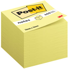 Ein Stapel gelber Post-it® Notes Würfel, 76 x 76 mm, 450 Blatt pro Block, mit dem 3M Logo unten rechts auf dem Etikett. Enthält einen Block pro Packung und besteht zu 100% aus PEFC-zertifiziertem Papier.