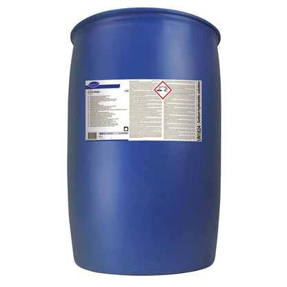 Un grand fût en plastique bleu de la société Diversey Deutschland GmbH & Co. OHG, étiqueté avec du texte et un symbole de danger, contient Suma Mega L52 détergent pour vaisselle pour eau douce et est debout sur un fond blanc.