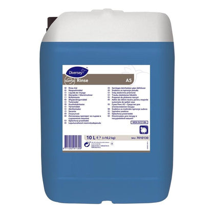 Un conteneur en plastique bleu de 10 litres avec un couvercle blanc et l'inscription « Suma Rinse A5 – Agent de rinçage neutre » de Diversey Deutschland GmbH & Co. OHG contient des informations sur le produit, des instructions et un code-barres pour des résultats sans traces et pour éviter les dépôts de calcaire.