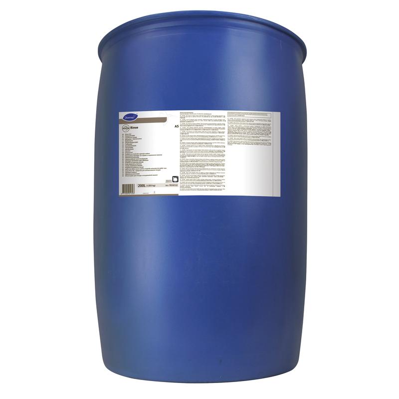 Un grand tambour en plastique bleu avec une étiquette blanche avec texte et codes-barres, contient Suma Rinse A5 – Agent de rinçage neutre de Diversey Deutschland GmbH & Co. OHG, empêche les dépôts de calcaire et assure des résultats sans traces; présenté debout sur un fond blanc simple.