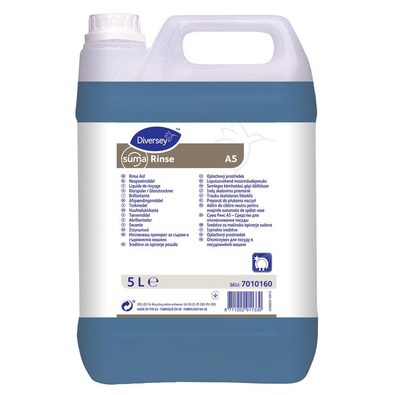 Un conteneur en plastique de 5 litres avec Suma Rinse A5 – Agent de rinçage neutre de Diversey Deutschland GmbH & Co. OHG dispose d'une poignée, d'un bouchon à vis, d'une étiquette multilingue et d'un liquide bleu qui empêche les dépôts de calcaire et fournit des résultats sans traces.