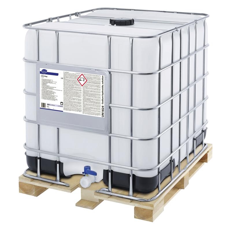 Un grand IBC blanc avec un cadre métallique et l'inscription « Suma Mega L52 détergent pour vaisselle pour eau douce » de Diversey Deutschland GmbH & Co. OHG est placé sur une palette en bois. Il dispose d'un bec verseur et d'un bouchon à vis en plastique pour le stockage ou le transport de liquides.