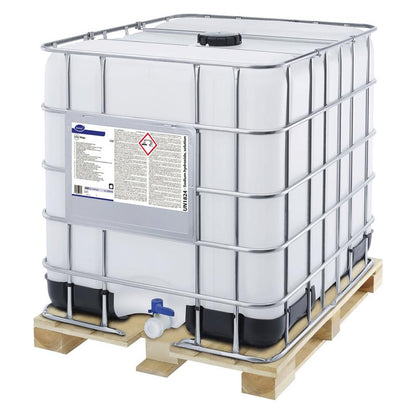 Un grand IBC blanc avec un cadre métallique et l'inscription « Suma Mega L52 détergent pour vaisselle pour eau douce » de Diversey Deutschland GmbH & Co. OHG est placé sur une palette en bois. Il dispose d'un bec verseur et d'un bouchon à vis en plastique pour le stockage ou le transport de liquides.