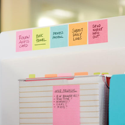 Une série de cubes de notes adhésives Post-it® Ultra-Couleurs de 3M, 76x76 mm, énumère des tâches comme "renouveler la carte d'accès" et "envoyer les infos de facturation" sur une feuille de séparation. En dessous, des classeurs avec des onglets sont visibles. Un paquet contient 450 feuilles certifiées PEFC par bloc.
