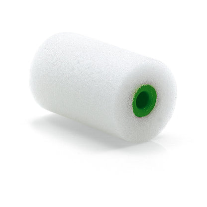 Eine Nahaufnahme der Nölle Profi Brush Mini-Lackierwalze Fein 5,5 cm / Ø 35 mm von Nölle Profi Brush Bürsten- & Pinseltechnik e.K. mit weißer Schaumstoffmine und grüner Mitte, ideal für glatte Oberflächen, dargestellt auf einem schlichten weißen Hintergrund.