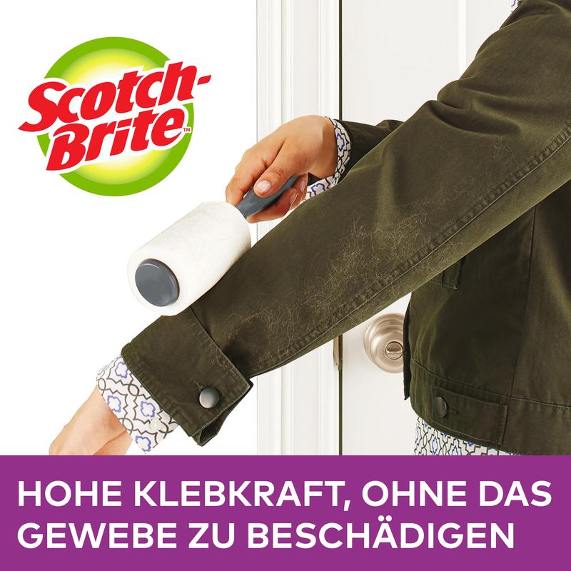 Une personne utilise un rouleau anti-peluches Scotch-Brite™ Everyday Clean, 56 feuilles, 1/paquet de 3M Deutschland GmbH sur une manche de veste vert foncé. Le texte allemand indique une forte adhérence qui enlève délicatement les peluches sans abîmer le tissu.