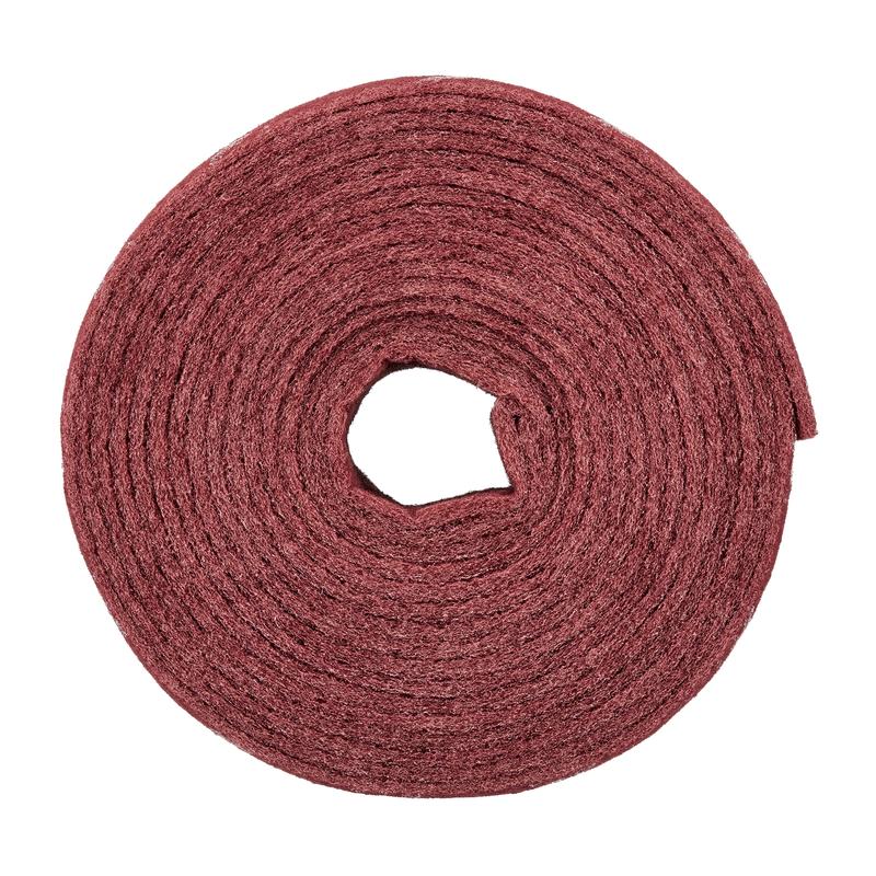 Rouleau abrasif rouge à la surface rugueuse et à l'ouverture intérieure irrégulière, représenté à plat sur un fond clair.