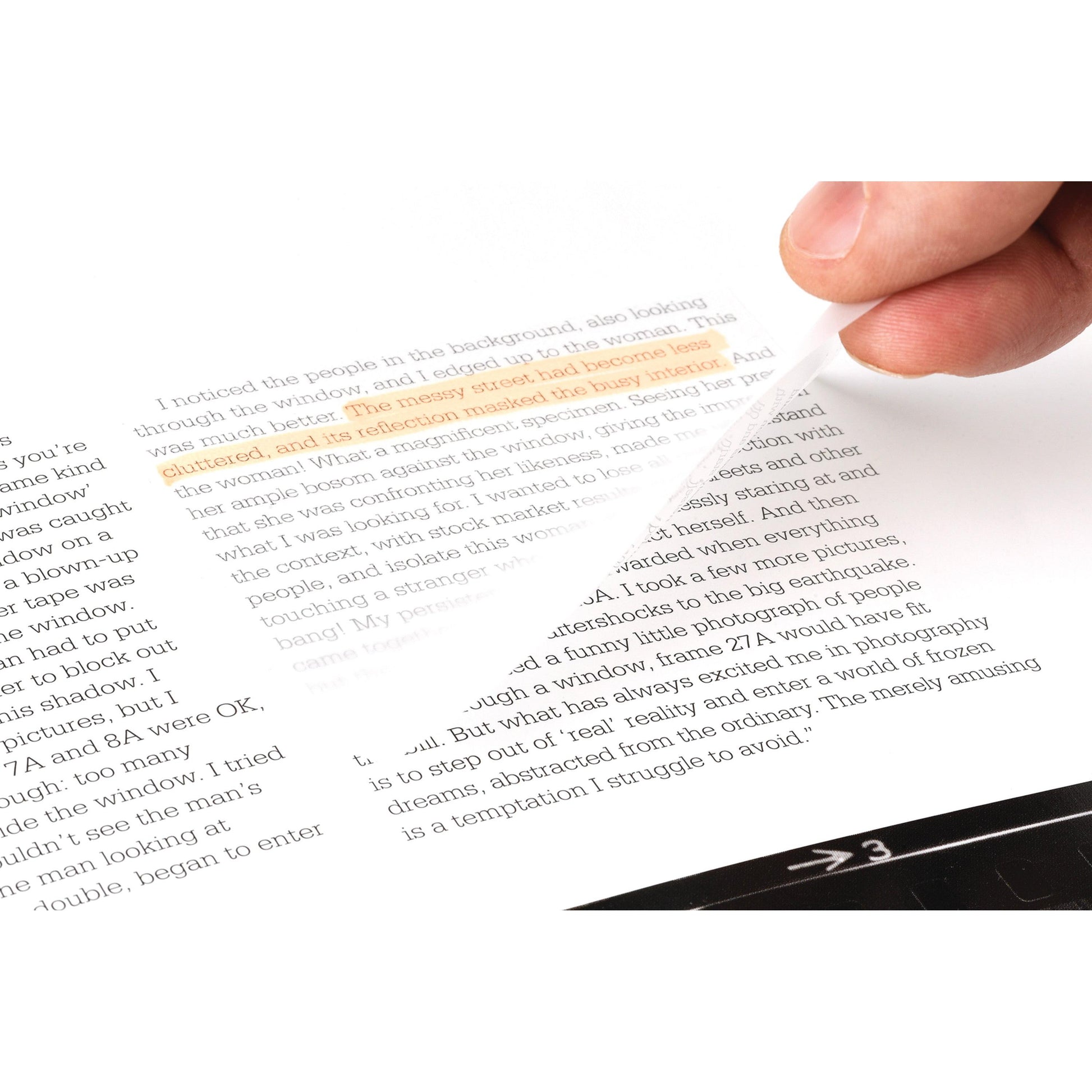 Eine Hand hebt eine Post-it® Transparent-Notiz (73 mm x 73 mm, 36 Blatt, 1 Block) von 3M Deutschland GmbH mit hervorgehobenem orangefarbenem Text aus einem gedruckten Buch und gibt den schwarzen Text auf der darunter liegenden weißen Seite frei.