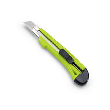 Le cutter à lame segmentée rétractable Nölle Profi Brush avec guidage en métal de Nölle Profi Brush Bürsten- & Pinseltechnik e.K., au design vert-noir, est représenté sur un fond blanc.