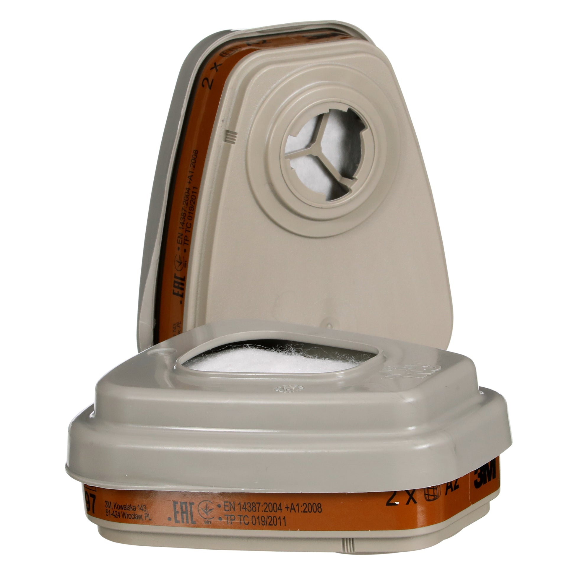 Auf weißem Hintergrund sind zwei 3M™ Filtersätze 6003-1 A2P3 (2x6055, 2x5935, 2x501) der 3M Deutschland GmbH abgebildet, beige und rechteckig mit abgerundeten Kanten und einer zentralen runden Öffnung für Atemschutzmasken.