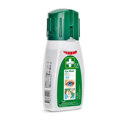 Une bouteille en plastique blanc Orkla Wound Care AB Cederroth rinçage pour les yeux, modèle de poche 235 ml (paquet de 235 pièces), avec bouchon vert et étiquette contenant des informations sur le soin des yeux et des symboles d'application - idéal comme rinçage oculaire portable.
