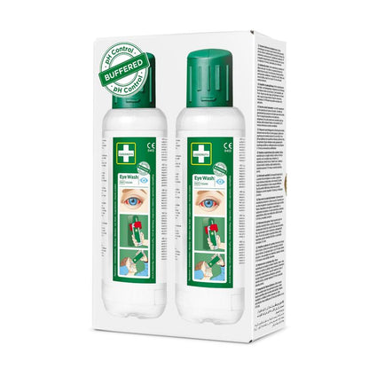 Une boîte blanche contient deux bouteilles de 500 ml de rinçage oculaire Cederroth de Orkla Wound Care AB, chacune avec un bouchon vert et des instructions pour le rinçage oculaire. La boîte affiche un graphique pH "BUFFERED" vert - idéal pour les accidents oculaires. L'emballage contient 2 pièces.