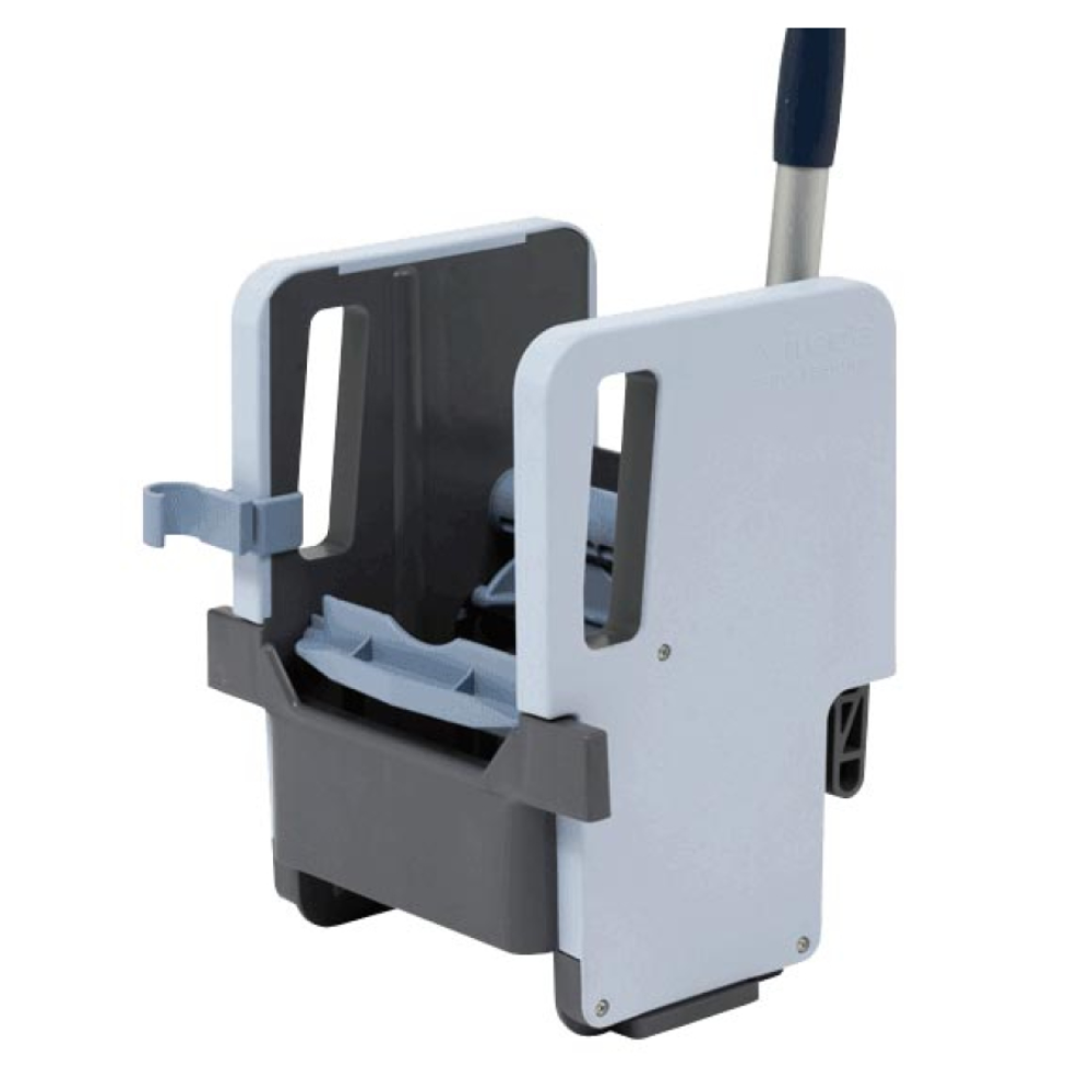 La presse verticale Vileda Professional avec des dimensions de 23 x 23 x 32 cm, disponible en emballage individuel de Vileda GmbH, est une machine à essorer commerciale pour seaux avec poignée. Le design gris-blanc est fabriqué en polypropylène résistant, ce qui le rend idéal pour une utilisation avec la presse verticale Vileda Professional. Elle essore efficacement les serpillières et dispose de fentes pour recueillir l'eau excédentaire, tandis que la poignée renforcée assure la durabilité.