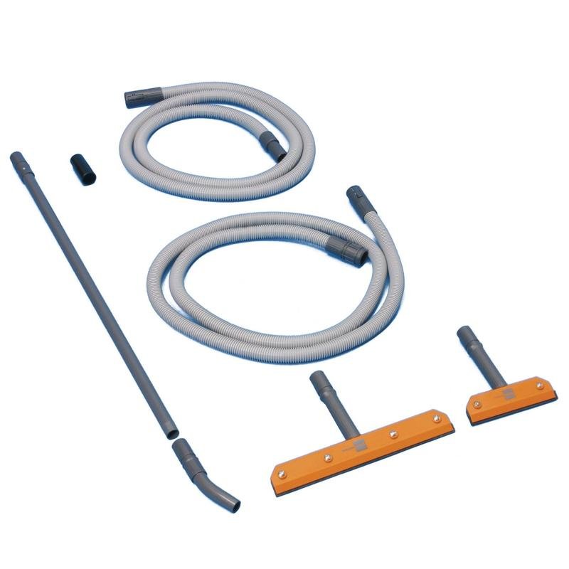 Le kit TASKI vertica de Diversey Deutschland GmbH & Co. OHG, un kit de nettoyage pour surfaces vitrées verticales, contient deux tuyaux gris, des tubes métalliques, une buse noire et trois accessoires de sol - idéal pour des résultats sans traces.