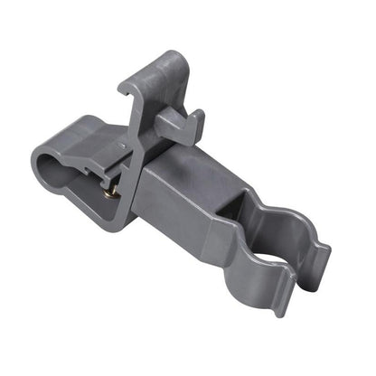 Le support d'accessoires TASKI de Diversey Deutschland GmbH & Co. OHG est une pince grise en plastique avec deux ouvertures rondes et une charnière de verrouillage. Il sert à fixer en toute sécurité des outils de nettoyage cylindriques et à organiser les accessoires de nettoyage. Surface lisse, détails inclinés.