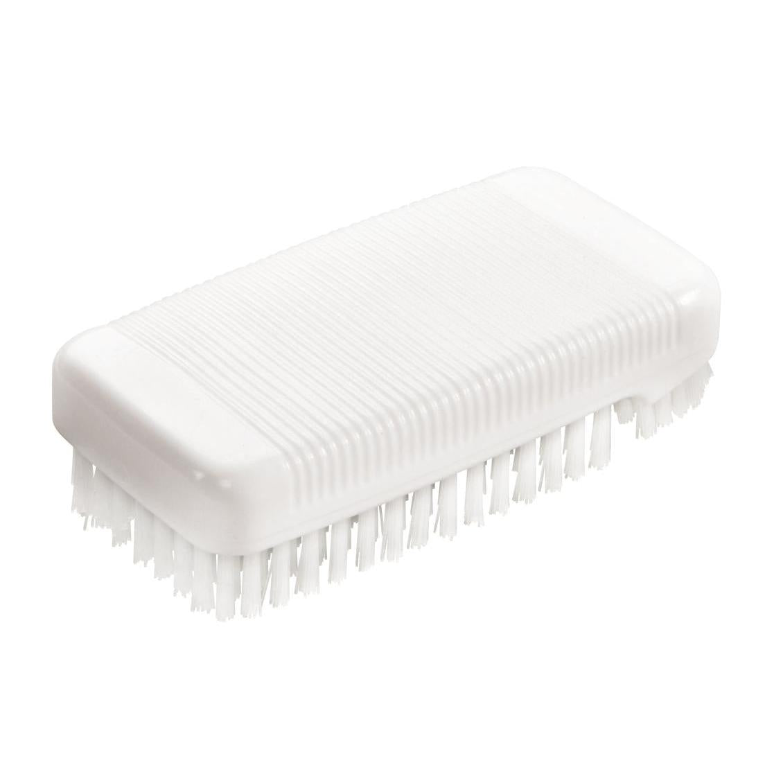 La brosse à main Diversey, blanche, dure (97 x 47 mm), se distingue par des poils durs et une poignée en plastique nervurée. Cette brosse à ongles (1 pièce) est idéale pour un nettoyage efficace et est présentée sur un fond blanc.