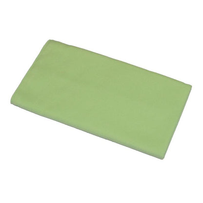 Sur un fond blanc se trouve un chiffon en microfibre TASKI MicroCare 40x40 cm de Diversey Deutschland GmbH & Co. OHG, plié et vert clair.