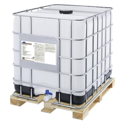 Un grand IBC en plastique blanc avec une cage métallique et un fond de palette, équipé d'un bec verseur et d'une étiquette latérale – idéal pour le stockage de Suma Rinse A5 Agent de rinçage neutre de Diversey Deutschland, pour prévenir les dépôts de calcaire et garantir des résultats sans traces.