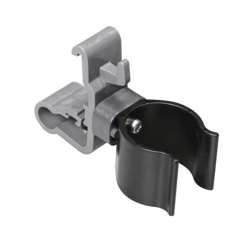 Le support TASKI pour tuyau d'aspiration de Diversey Deutschland GmbH & Co. OHG est une pince gris-noir avec clip rabattable, support cylindrique et fermeture à vis pour une fixation sécurisée sur le support de boîte à lingettes 7517270/757371 ou support d'accessoires. Emballage : 1 pièce.