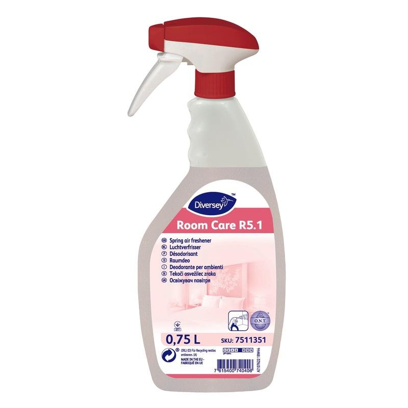 Une bouteille de 750 ml de Room Care R5.1 désodorisant printanier de Diversey Deutschland avec un déclencheur rouge et blanc, étiquetée avec des informations sur le produit et de la marque.