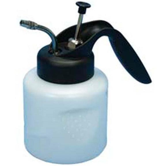 Le pulvérisateur manuel fix 0,5 l de Diversey Deutschland GmbH & Co. OHG est un pulvérisateur manuel durable et résistant avec une poignée noire, un levier de pompe et un bec en métal. Le récipient blanc est résistant aux solvants pour une utilisation polyvalente.