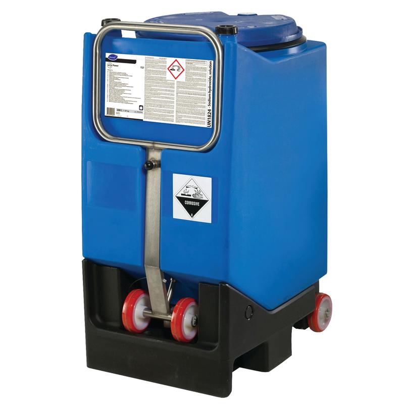 Un grand conteneur en plastique bleu avec une poignée métallique et des roues de Diversey Deutschland GmbH & Co. OHG avec l'inscription « Suma Power T57 Alkalibooster pour systèmes de lavage de vaisselle automatique » et des panneaux d'avertissement et d'information sur le devant.