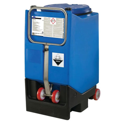 Un grand conteneur en plastique bleu avec une poignée métallique et des roues de Diversey Deutschland GmbH & Co. OHG avec l'inscription « Suma Power T57 Alkalibooster pour systèmes de lavage de vaisselle automatique » et des panneaux d'avertissement et d'information sur le devant.