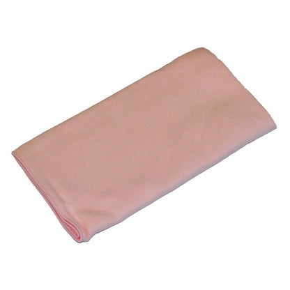 Un chiffon en microfibre TASKI MicroCare 40x40 cm de Diversey Deutschland GmbH & Co. OHG en rose pâle est posé sur un fond blanc.