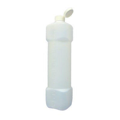 Une bouteille vide rectangulaire et transparente de 1 L sans étiquette de Diversey Deutschland GmbH & Co. OHG avec un bouchon à clapet blanc est représentée à la verticale devant un fond blanc simple.