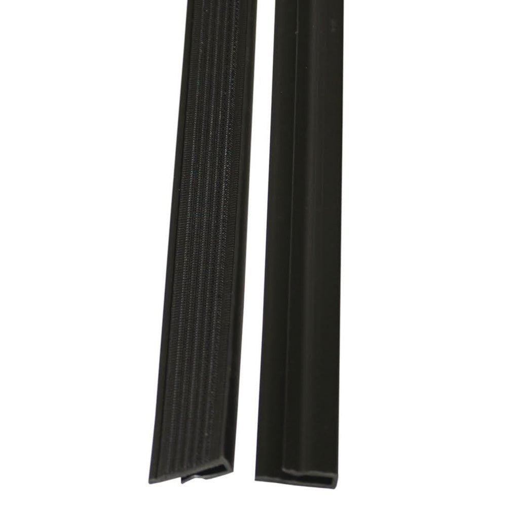 Deux rails de remplacement noirs TASKI VersaPlus 2.0 de Diversey Deutschland GmbH & Co. OHG sont représentés côte à côte : la bande de gauche est striée, celle de droite est lisse, chacune avec un profil de section différent.