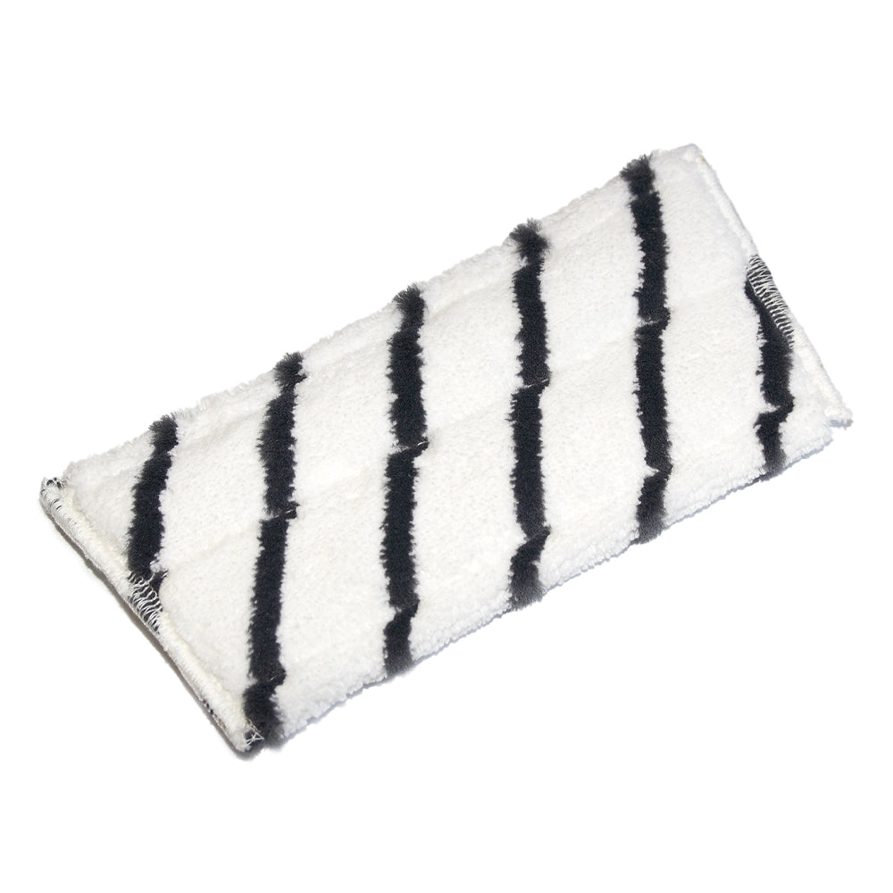 Le TASKI Jonmaster Pro Scheuermopp de Diversey Deutschland GmbH & Co. OHG est un tampon en microfibre blanc rectangulaire avec cinq bandes noires et est affiché sur un fond blanc uni.