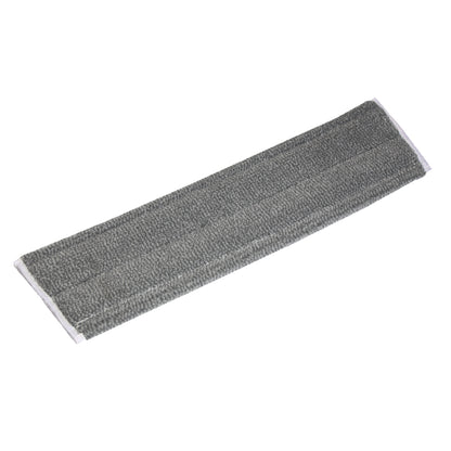 Sur un fond blanc est représenté un TASKI Jonmaster Pro HD Scheuermopp de Diversey Deutschland GmbH & Co. OHG gris rectangulaire avec microfibre texturée, coins arrondis et bord blanc - idéal pour les tâches de nettoyage professionnelles.