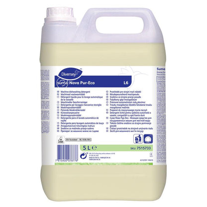 Un conteneur de 5 litres en plastique transparent avec Suma Nova Pur-Eco L6 liquide détergent pour lave-vaisselle de Diversey Deutschland GmbH & Co. OHG, avec une étiquette blanche avec des détails sur le produit et des instructions multilingues pour lave-vaisselles professionnels.