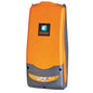 Le TASKI IntelliDose swingo 2500/3500 de Diversey est un système de dosage mural orange-gris pour autolaveuses autoportées avec un écran noir, des boutons Plus, Moins et Power blancs et orange pour une performance de nettoyage améliorée.
