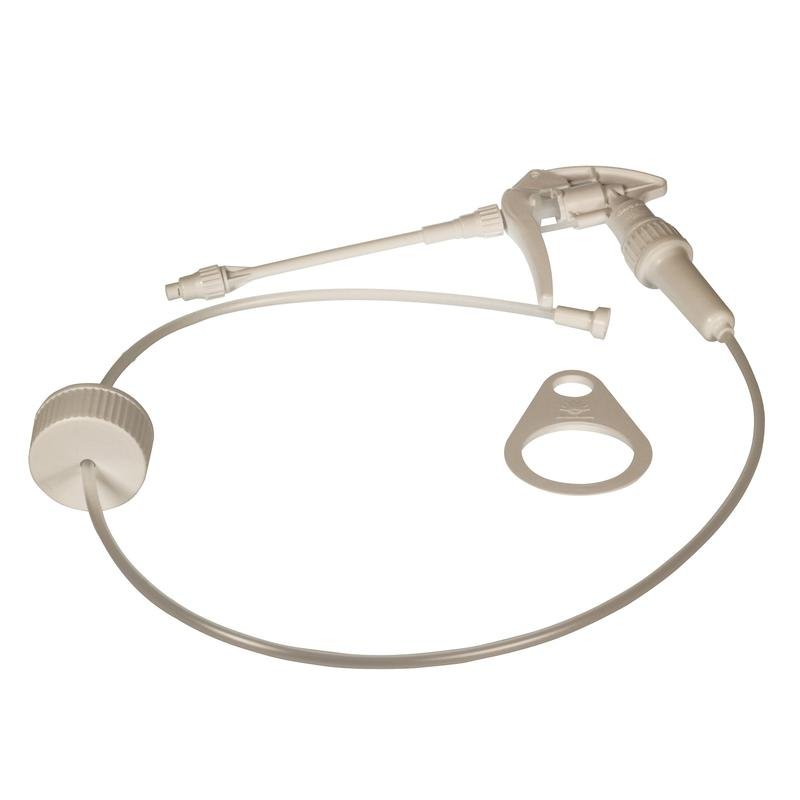 Une tête de pulvérisation en mousse blanche pour une bouteille de 2 L en plastique de Diversey Deutschland GmbH & Co. OHG est illustrée avec un tuyau fixé à une poignée de déclenchement, placé à côté de la tête de pulvérisation ronde avec un trou, le tout sur un fond blanc simple.