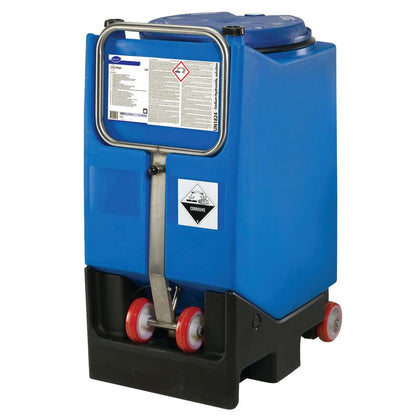 Un conteneur en plastique bleu avec Suma Mega L52 détergent pour vaisselle pour eau douce de Diversey Deutschland GmbH & Co. OHG dispose d'une poignée, de roues, d'un panneau d'avertissement avec le symbole « Corrosif », d'un couvercle rond bleu fermé et est debout sur un socle noir.