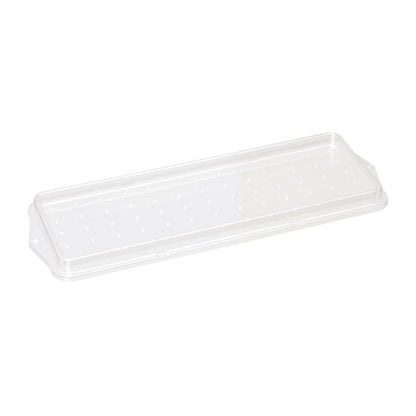 Das TASKI Vorbereitungssieb für Mopp-Boxen von Diversey Deutschland GmbH & Co. OHG ist ein durchsichtiger, rechteckiger Kunststoffdeckel mit erhabenen Kanten und Oberflächenunebenheiten, fotografiert auf Weiß – perfekt für einen optimierten Reinigungsprozess.