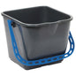 Le seau TASKI 15 L bleu de Diversey Deutschland GmbH & Co. OHG est un seau rectangulaire bleu muni d'une graduation intérieure, idéal pour une utilisation manuelle et le nettoyage. Conditionnement : 1 pièce.