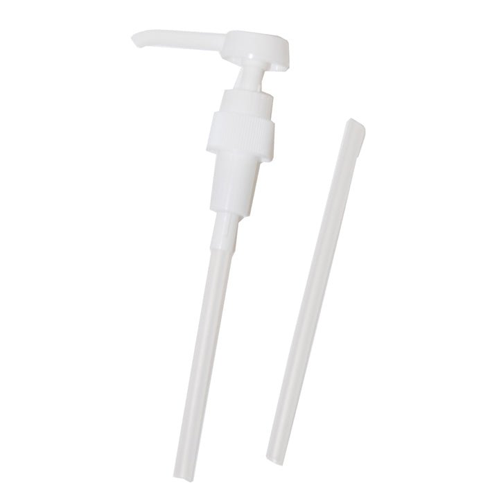 Une pompe en plastique blanche Diversey pour bouteilles Euronorm et Soft Care Man de 1l et 500ml (débit de 2ml, DIN25, tubes plongeurs de 125mm et 170mm), illustrée avec une extension ; paquet de 5, de Diversey Deutschland GmbH & Co. OHG.