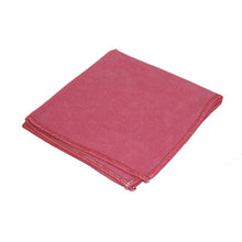 Un chiffon de nettoyage rouge TASKI Jonmaster Ultra Cloth XL 40 x 40 cm de Diversey Deutschland GmbH & Co. OHG est soigneusement plié sur un fond blanc, mettant en valeur le design en microfibre résistant avec ses bords en overlock visibles.