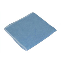 Un chiffon de nettoyage bleu soigneusement plié TASKI Jonmaster Ultra Cloth XL 40x40 cm de Diversey Deutschland GmbH & Co. OHG, en microfibre de haute qualité avec des coutures blanches sur fond blanc.