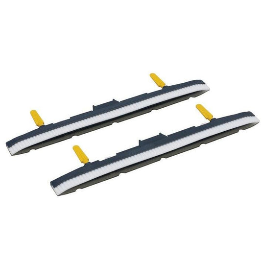Deux corps de buse d'aspiration avec lamelle d'aspiration pour le modèle TASKI swingo 150 de Diversey Deutschland GmbH & Co. OHG, chacun doté de poils blancs, d'un boîtier gris foncé et de languettes jaunes – parfaits pour votre kit de buses d'aspiration. Lot (1 pièce). Photographiés sur fond blanc.