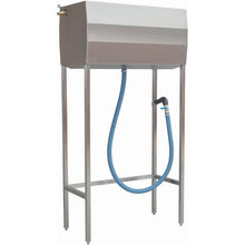 La station de service Josto 300 de Diversey Deutschland GmbH & Co. OHG est une station de remplissage en acier inoxydable de 300L pour autolaveuses, idéale pour les entreprises de nettoyage commerciales, équipée d'un réservoir rectangulaire, d'un support en métal, d'un tuyau bleu et d'un pistolet de distribution.
