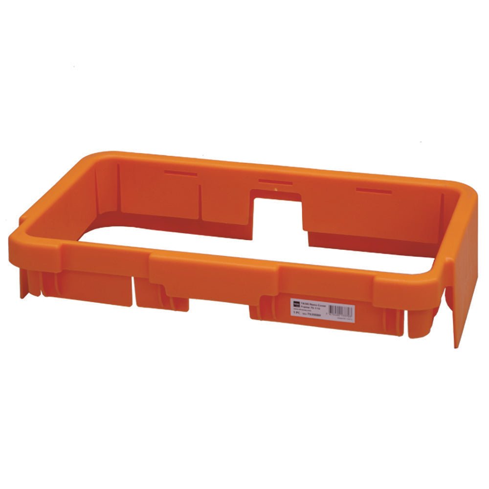 Un cadre de couverture TASKI Nano orange (75-110L) de Diversey Deutschland GmbH & Co. OHG, conçu pour le support de seau en tissu Nano 75-110L (support double 7518886), dispose de fentes, d'une découpe et d'une étiquette à code-barres dans un coin sur fond blanc.