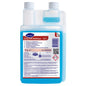 Le nettoyant pour systèmes à lait Suma Café MilkClean C3.1 de 1L de Diversey Deutschland GmbH & Co. OHG dispose d'un liquide bleu, d'une bouteille à double col, d'un bouchon blanc et d'une étiquette multilingue avec des instructions d'utilisation et de sécurité pour le nettoyage des machines à café.
