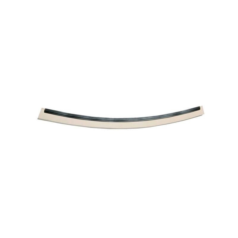 Un seul caoutchouc de remplacement 615 mm de Diversey Deutschland GmbH & Co. OHG avec une section sombre et étroite s'étend sur toute la longueur de la bande métallique, qui se trouve sur un simple fond blanc.